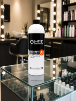 بطری اکسیدان 6 درصد CHEG Professional حجم 1000 میلی‌لیتر روی ویترین شیشه‌ای آرایشگاه